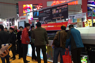 A large, 320 cm-wide UV printer attracts attention